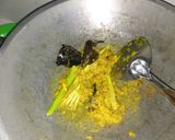 Foto langkah ke 2 dari resep Ayam goreng serundeng.