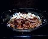 Foto del paso 2 de la receta: Dorada al horno con cebollas, pasas y siete especias libanesas