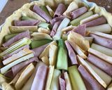 Une image de l'étape 2 de Tarte poireaux / reblochon / jambon.