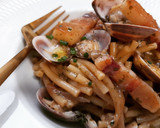 Foto del paso 9 de la receta: Fideos con panceta ibérica y almejas