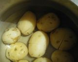 A picture of step 2 of Aloo paratha.