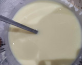 Foto del paso 3 de la receta: Tarta Fluida de Chocolate Blanco, Plátano y Arándanos con Base de Galletas y Helado de Violetas