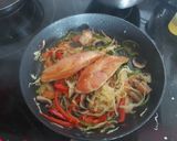 Foto del paso 7 de la receta: Salteado de verduras, pollo macerado y champiñones al ajo