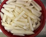 Foto langkah ke 1 dari resep Kentang Goreng Frozen French Fries Kriuk Tak Berminyak.
