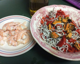 Foto del paso 3 de la receta: Ensalada de gulas, langostinos, mejillones y piquillos