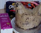 A picture of step 3 of Bird theme cake.