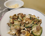 Foto del paso 2 de la receta: Revuelto champiñones, setas y calabacín 🍄🥒