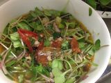 Rau mầm với sốt cà chua