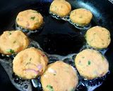 A picture of step 3 of Ragda Patties.