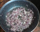 Foto del paso 5 de la receta: Buñuelos de puré de papas, abadejo, palitos de cangrejo y cebolla sofrita con ensalada