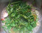 Foto langkah ke 4 dari resep Bening Asem Selada Air Cakalang Asap.