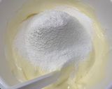 Foto langkah ke 5 dari resep Bolu Hongkong Topping Keju.