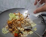 Foto langkah ke 6 dari resep Mie Instan Goreng Kreasi Rumahan 🍜🔥 Garing Gurih Ala Warung, Bumbu Meresap Banget!.