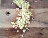 A picture of step 2 of Garlic White Wine Prawn Linguine.