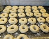 Foto langkah ke 5 dari resep Donat Maizena.
