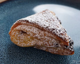 Foto del paso 7 de la receta: Triángulitos de hojaldre rellenos de crema y pepitas de chocolate