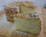 Foto del paso 7 de la receta: Bizcocho genovés con cobertura crujiente de chocolate blanco, almendras y naranja confitada