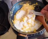 Foto langkah ke 6 dari resep Buttermilk Scrambled Egg.