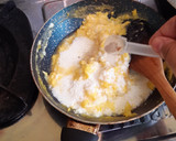 Foto langkah ke 6 dari resep Buttermilk Scrambled Egg.