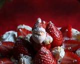 A picture of step 16 of X'mas Matcha Strawberry Cake.