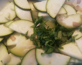 Foto del paso 2 de la receta: Tortilla de Calabacín a la albahaca