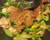 A picture of step 4 of Stir-Fried Whole Wheat Rice Vermicelli with Pork (Pad See Ew).