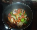 Foto del paso 1 de la receta: Estofado de pollo con berenjena y papas
