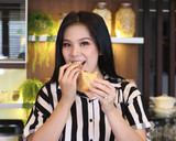 Foto langkah ke 11 dari resep Apple Pie Ala MCDONALDS: RENYAH DI LUAR GURIH DI DALAM.