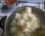 Foto del paso 3 de la receta: Ravioles con salsa y salchichas de Viena
