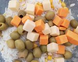 Une image de l'étape 2 de Salade de riz maïs olives carrés d emmental et mimolette 🧀.