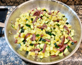 Foto del paso 4 de la receta: Pizza rústica de jamón serrano, patatas y calabacín