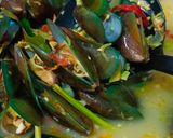 Foto langkah ke 3 dari resep Kerang Ijo Rebus Bumbu Kuning.
