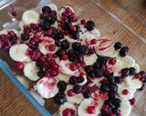 Une image de l'étape 1 de Crumble banane fruits rouges noisettes chocolat.