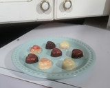 Foto del paso 9 de la receta: Bombones de chocolate con relleno de Maracuyá con Mezcal