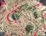 Foto del paso 8 de la receta Salmón en papillote con tomillo y verduras salteadas con fideos chinos