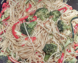 Foto del paso 8 de la receta: Salmón en papillote con tomillo y verduras salteadas con fideos chinos