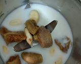 A picture of step 4 of Almond fig milk shake.
