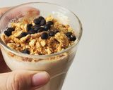 Foto langkah ke 4 dari resep Milkshake Kurma Topping Regal.