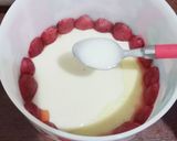 Foto langkah ke 3 dari resep Strawberry Shortcake Caramel Cheese Pudding🍰.