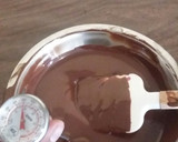 Foto del paso 4 de la receta: Bombones de chocolate rellenos de ganache de maracuyá
