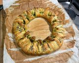 Une image de l'étape 8 de Couronne feuilletée au pesto, gouda et coriandre.
