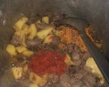 A picture of step 2 of Shredded beef & veggie sauce🌶🥕🥩🥔.