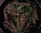 Foto del paso 2 de la receta: Salchichas con cebolla y pimientos