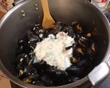 Une image de l'étape 10 de Moules épicées aux oignons rouges, ail fumé et sauce roquefort.