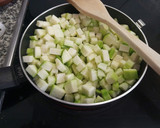 Foto del paso 3 de la receta: Tortilla de calabacín con atún y queso