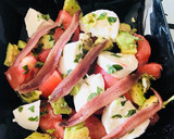 Foto del paso 1 de la receta: Ensalada de tomate, mozzarella, aguacate y anchoas, con albahaca fresca y regada con Aceite oliva