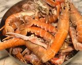 Foto del passaggio 1 della ricetta Scampi alla busara bianca/con pasta
