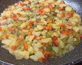 Foto del paso 3 de la receta: Revuelto de merluza con pimientos y patata