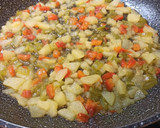 Foto del paso 3 de la receta: Revuelto de merluza con pimientos y patata