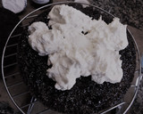 Foto del paso 3 de la receta: Bizcocho de chocolate y oro, con crema a la naranja para una ocasión especial